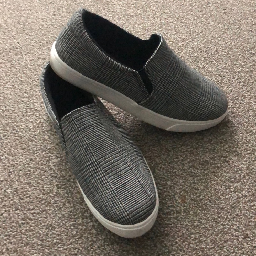 Black and white tennis shoes